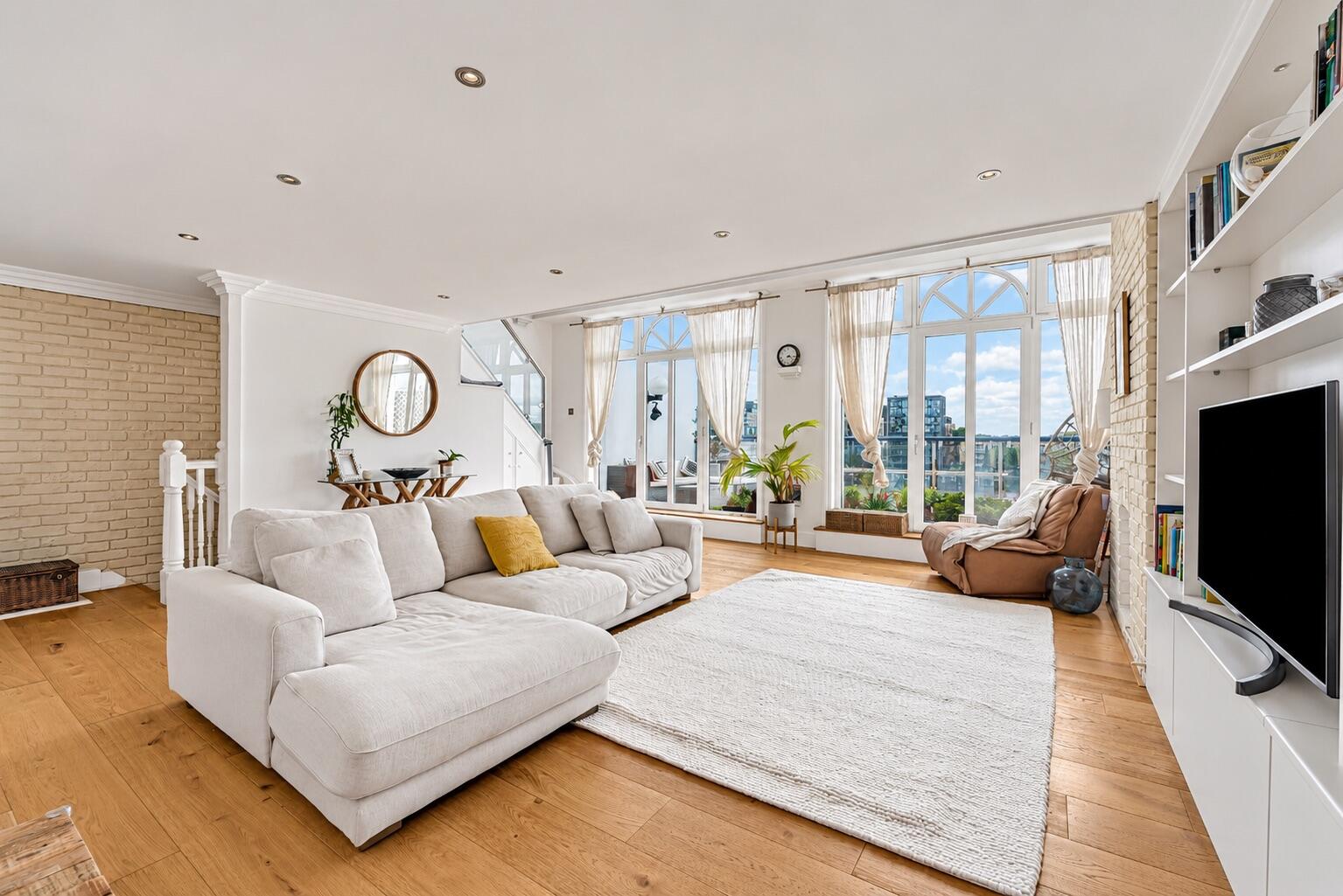 3 bed property in Plantation Wharf, Clove Hitch Quay, London